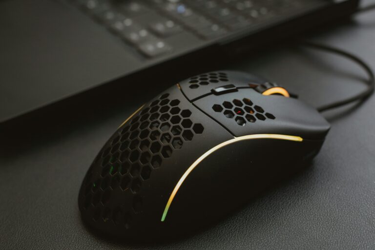 The Ultimate Guide to the Best Vertical Mice for Remote Workers (By Hand Size)